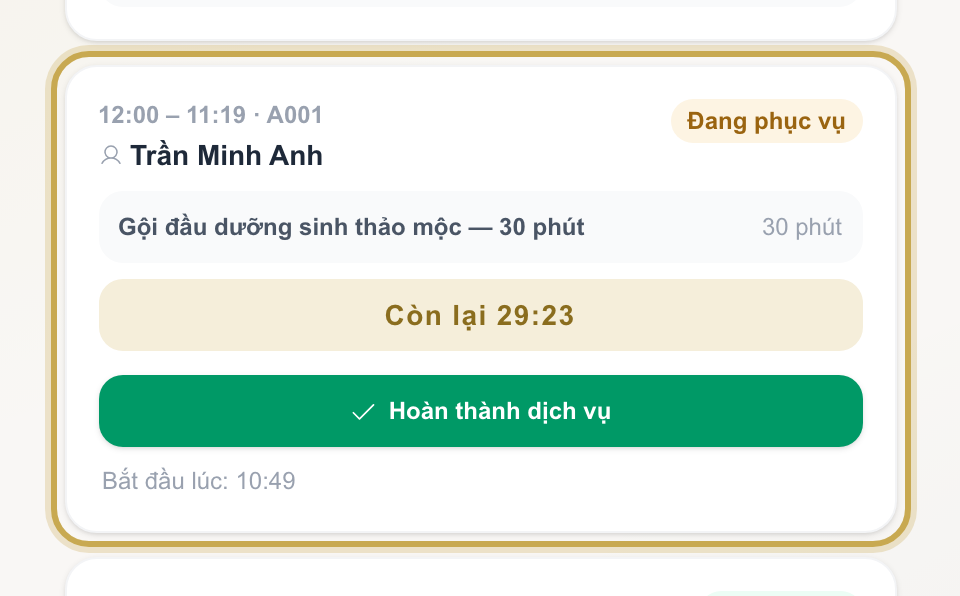 Thẻ lịch đang làm trên màn hình của kỹ thuật viên với dòng đếm ngược Còn lại … và nút Hoàn thành dịch vụ được khoanh vàng
