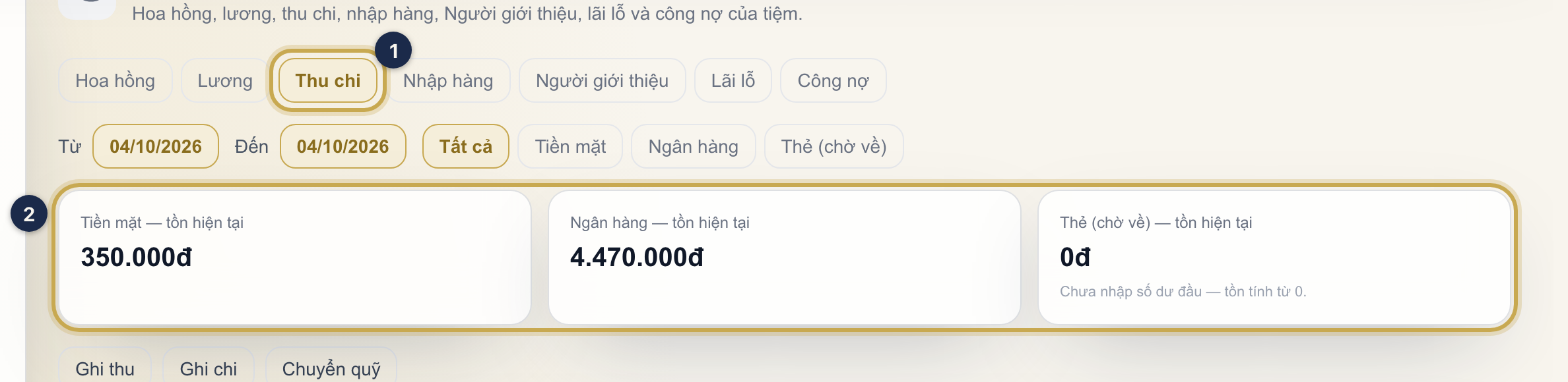 Mục Thu chi có ba thẻ tồn hiện tại: Tiền mặt, Ngân hàng, Thẻ (chờ về). Vùng ① là mục Thu chi, vùng ② là ba thẻ số dư.